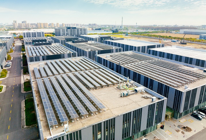 panele słoneczne na budynkach